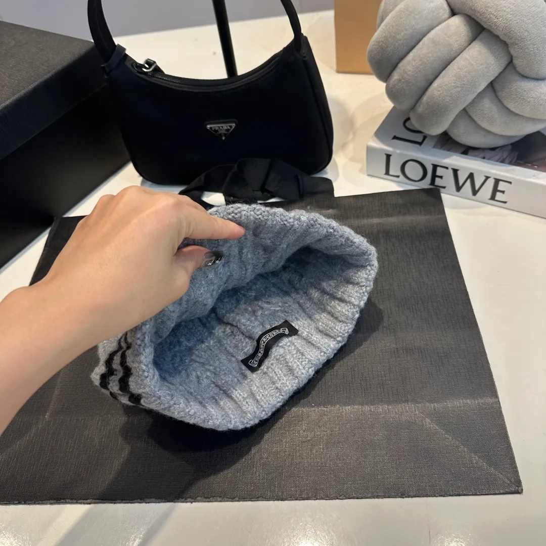 P60 Crow Heart Autumn and Winter Wool Knitted Beanie This must be the favorite of minimalism. It is clean, neat, fashionable and versatile, and will definitely not be picky about your face shape! A fashionable classic that lasts forever! Fashionable black and white can be purchased together!